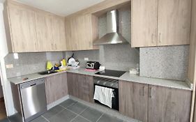 Piso tres habitaciones, dos baños.